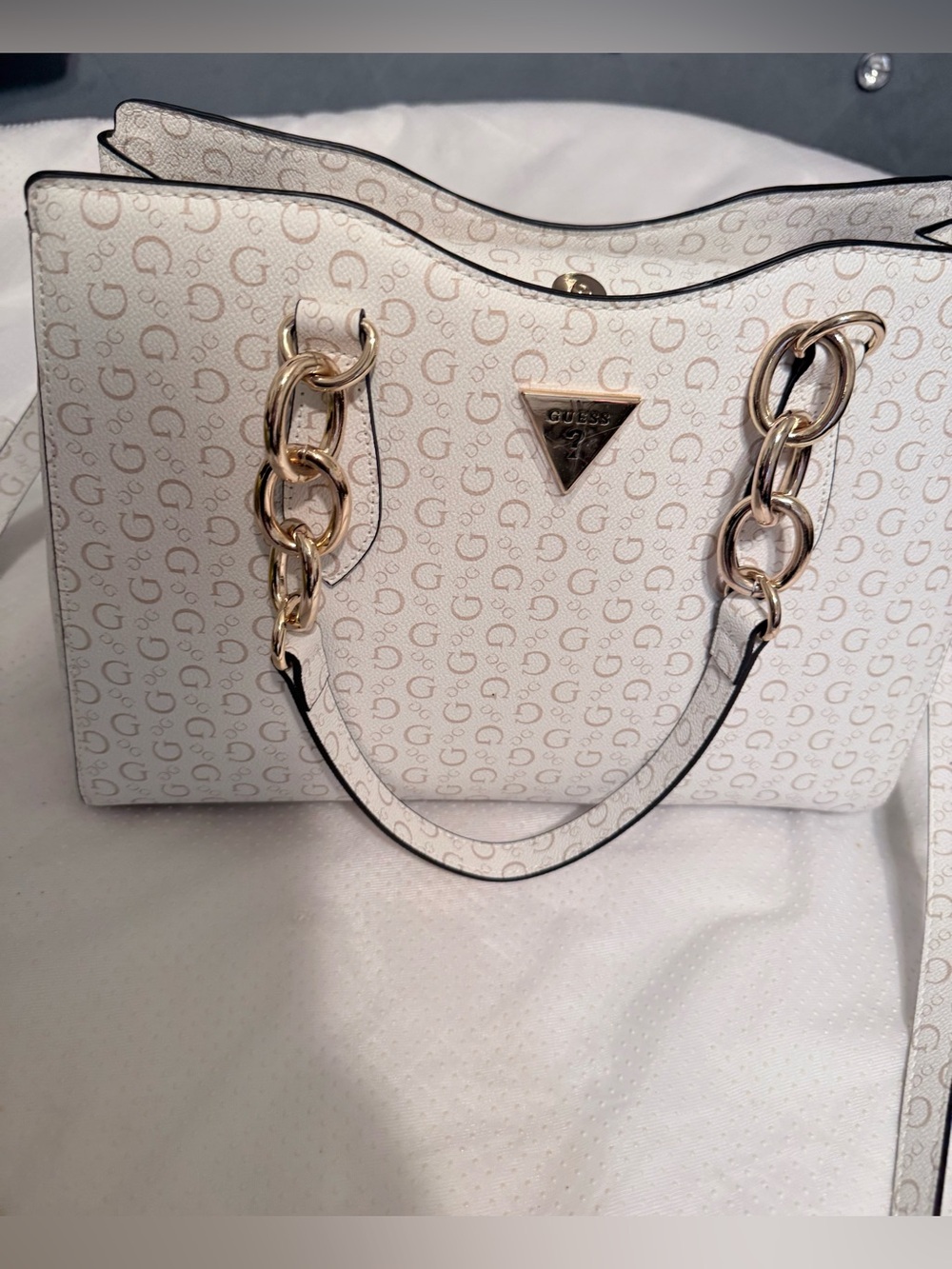 Guess White Monogram Shoulder Bag with Gold Chain Details - Picture 3 of 16